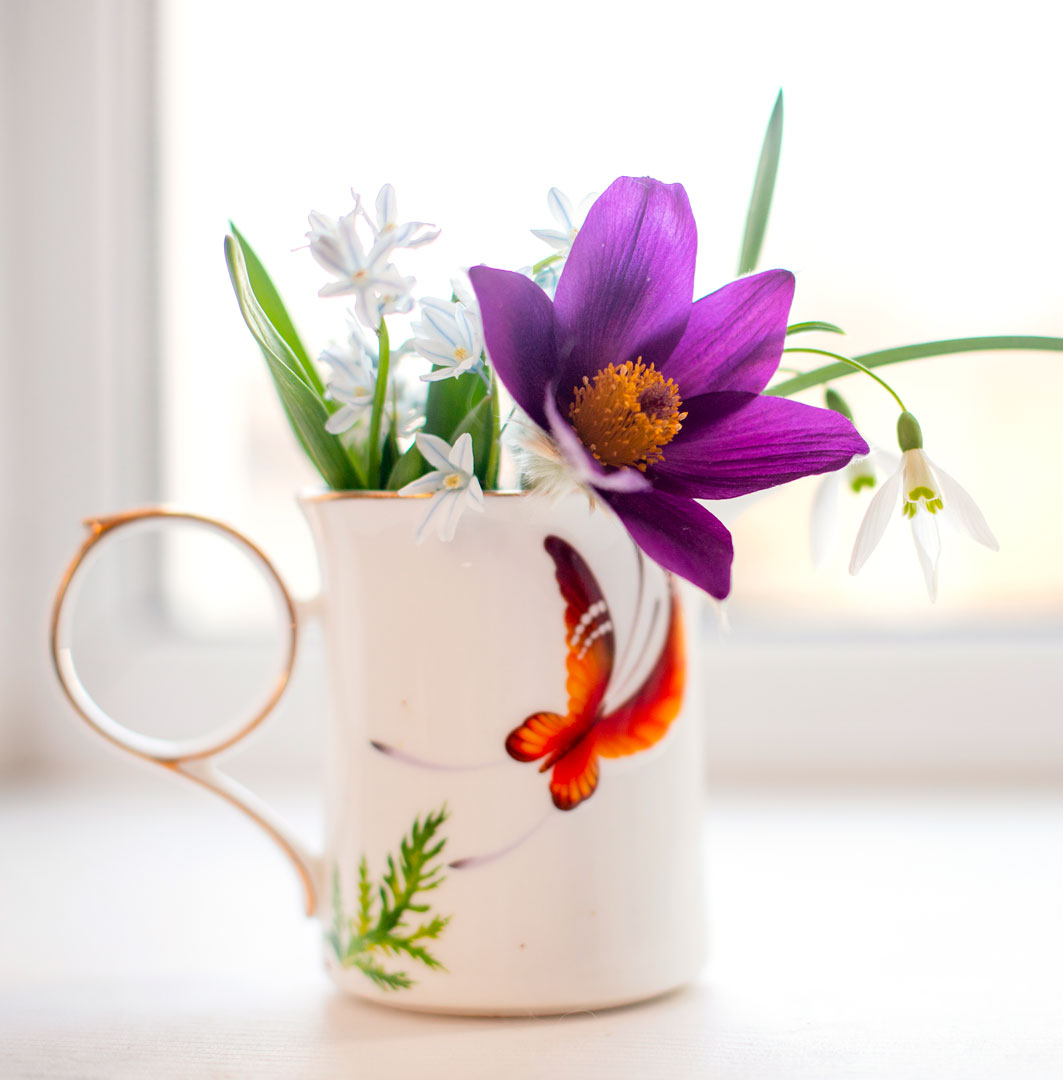 tasse avec fleurs violette et blanche